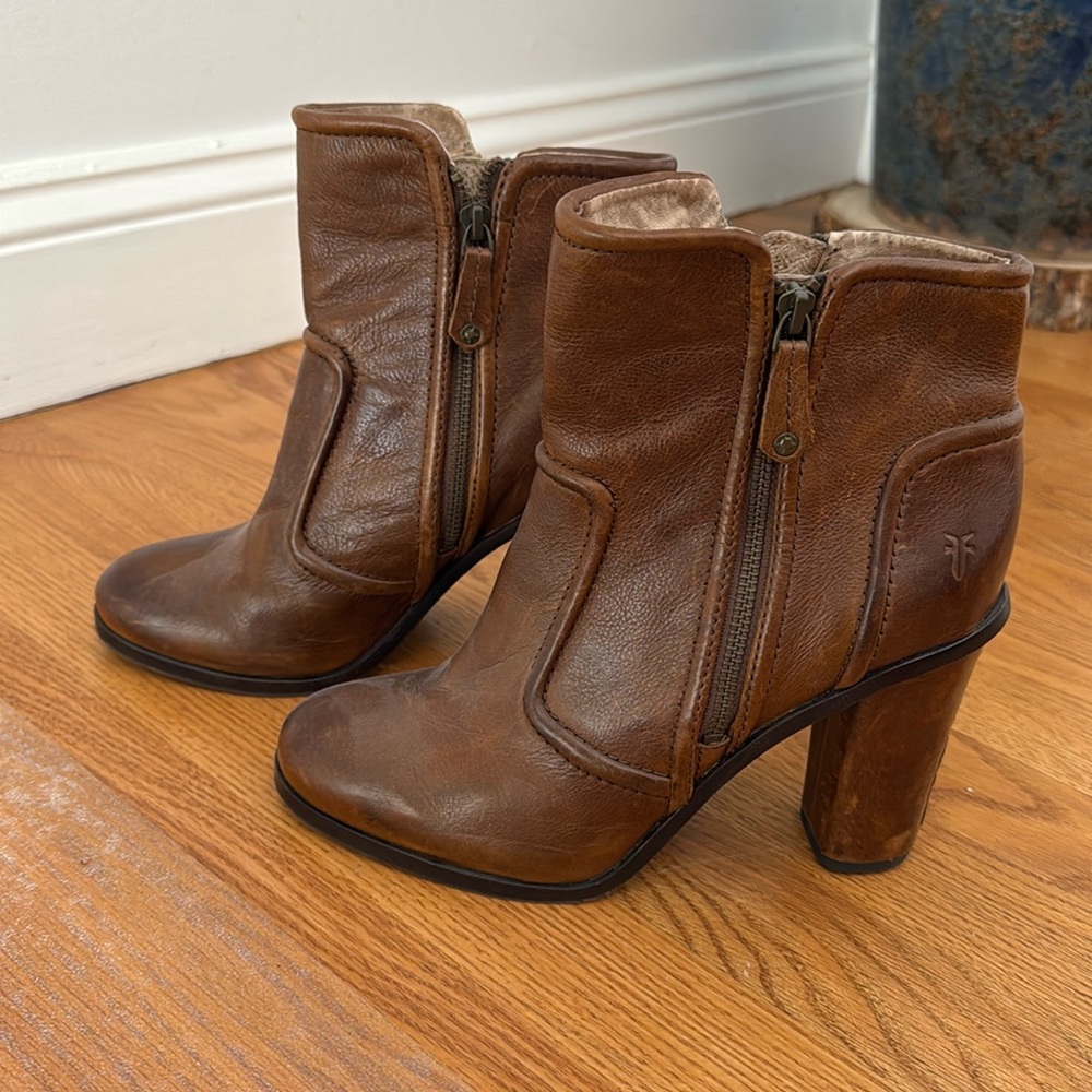 FRYE Sylvia Piping Boots/Bootie brown block heels size 8.5